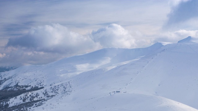 美丽的冬季景观和白雪覆盖的树木。冬天的山。视频素材