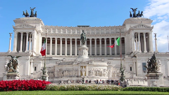 Victor Emmanuel II的国家纪念碑(monument to Nazionale a Vittorio Emanuele II)也被称为祖国的祭坛(Altare della Patria)。视频素材