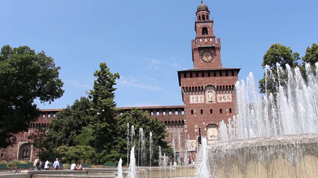 古堡观(城堡Sforzesco)和喷泉(Castello caforzesco)。视频素材