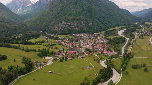 风景优美的山脉和山谷小镇，Kranjska Gora。视频素材