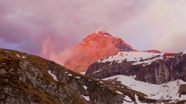 美丽，宁静的雪山山顶景色。视频素材