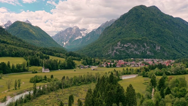 风景优美的山脉和山谷小镇，Kranjska Gora。视频素材