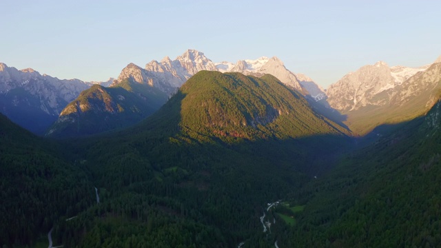 风景优美，阳光明媚，山景壮观。视频素材