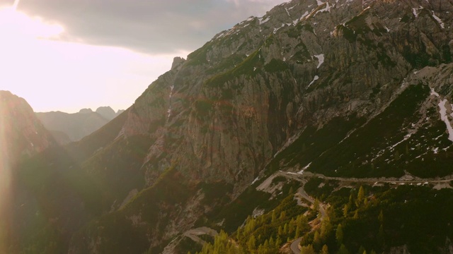 公路蜿蜒曲折，风景秀丽，山势雄伟。视频素材