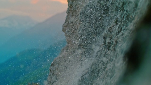 高山瀑布溅在岩石上视频素材