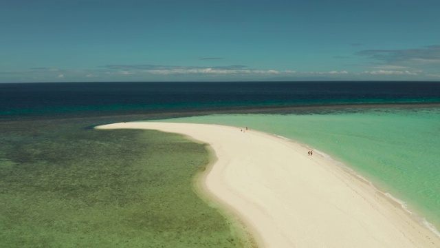 有沙滩的热带岛屿。Camiguin、菲律宾视频素材