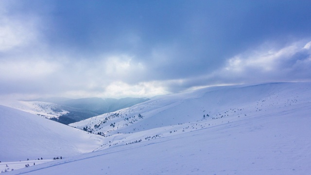 美丽的冬季景观和白雪覆盖的树木。冬天的山。视频素材