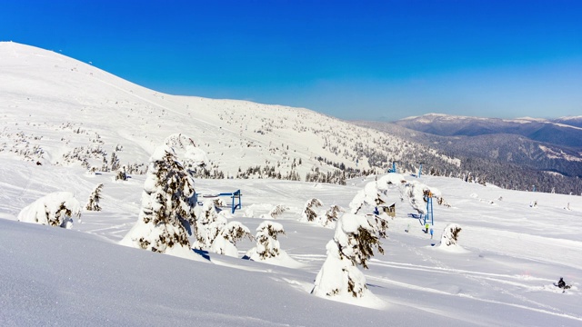 美丽的冬季景观和白雪覆盖的树木。冬天的山。视频素材