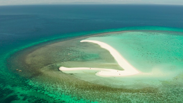 有沙滩的热带岛屿。Camiguin、菲律宾视频素材