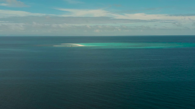 有沙滩的热带岛屿。Camiguin、菲律宾视频素材