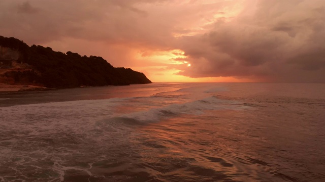 鸟瞰图与海洋和波浪在温暖的日落或日出视频素材