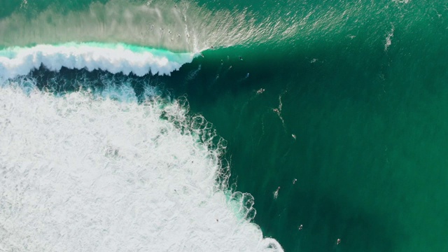 海浪和冲浪者的鸟瞰图。前视图。冲浪和海浪视频素材