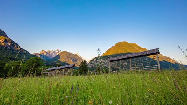 Kranjska Gora，阳光明媚，田园诗般的山景视频素材