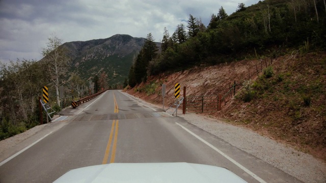 在摩押拉萨尔山行驶的POV汽车道路视频素材