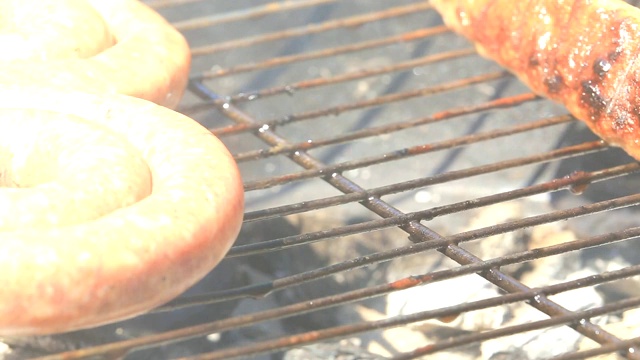 在烤肉上烤新鲜的肉视频素材