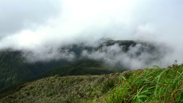 夏威夷绿色热带山谷上空云层的时间流逝视频素材