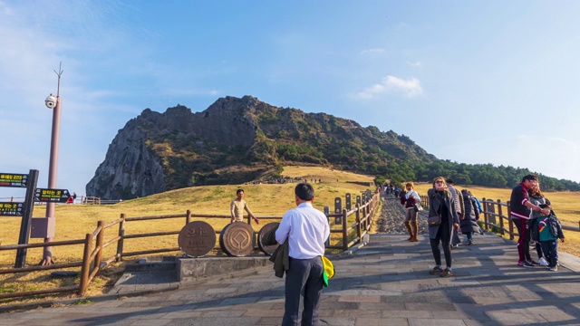 韩国济州岛城山一chubong的鸟瞰图视频素材