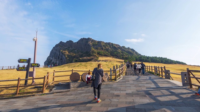 韩国济州岛城山一chubong的鸟瞰图视频素材