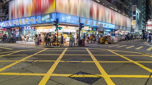 游客在香港孟角夜市散步和购物视频素材