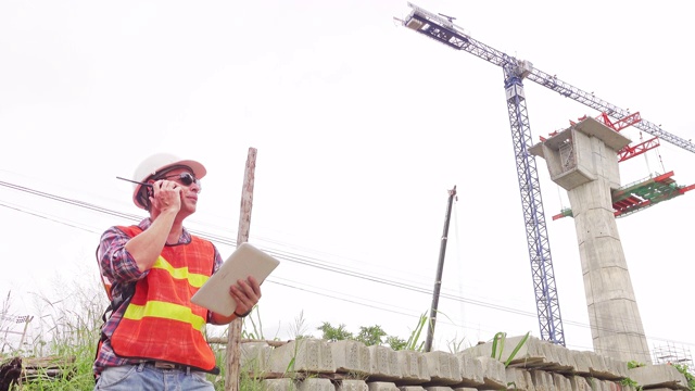 工程师在平板电脑上检查大型建筑的操作系统。视频素材