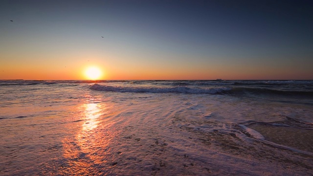 海滩日出和热带海浪视频素材