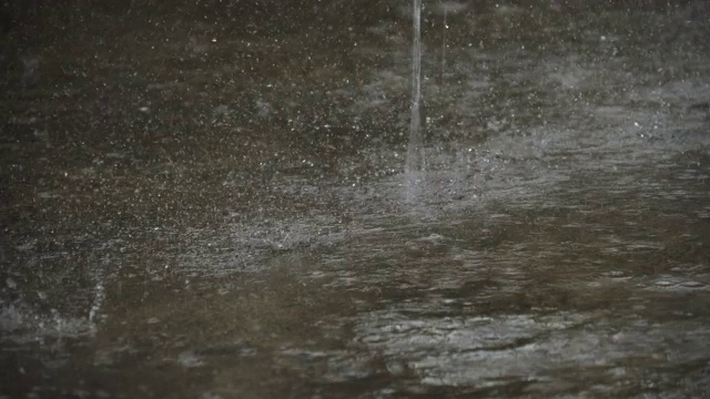 大雨从屋檐上落下。视频下载