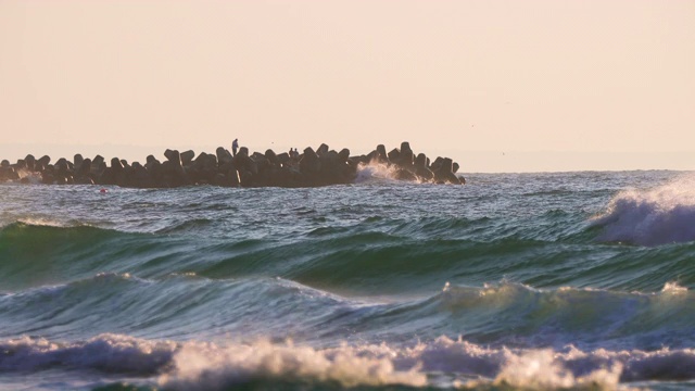 海滩日出，热带海浪，清晨垂钓视频素材