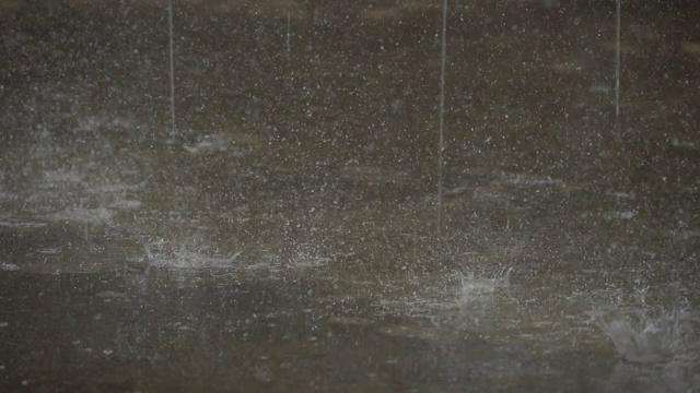 大雨从屋檐上落下。视频下载