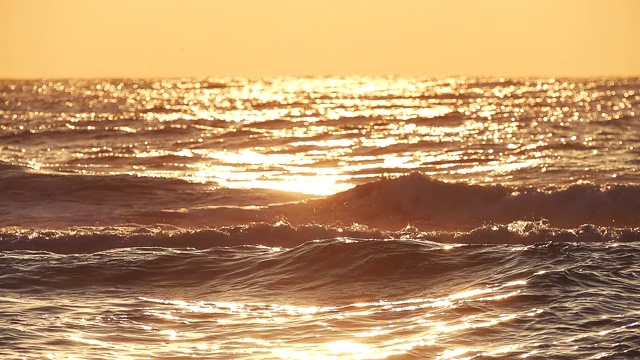 海滩日出和热带海浪视频素材