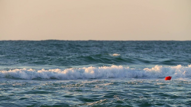 闪亮的海浪。涟漪海水视频素材