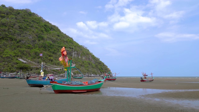 泰国华欣附近Khao Kalok山渔村附近的海滩上的渔船视频素材