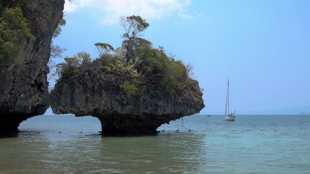 蘑菇或伞形状的岩石在泰国甲米安达曼海的白bia岛的海滩上视频素材