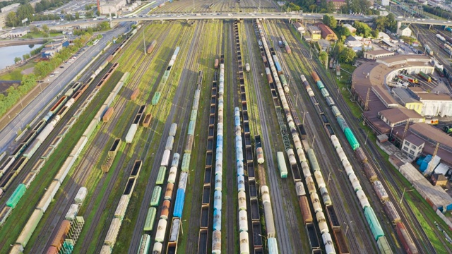 鸟瞰空运铁路货运站上有各种货车，有许多铁路轨道。重工业景观视频素材