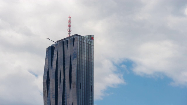 阳光明媚的一天维也纳城市现代市中心摩天大楼顶级全景4k时间推移奥地利视频素材