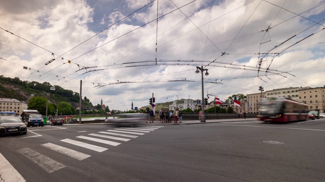 白天萨尔斯堡市中心交通街道河桥全景4k时间推移奥地利视频素材