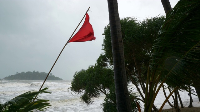 暴雨雨天著名的苏梅岛海滩海岸线红旗全景4k泰国视频素材