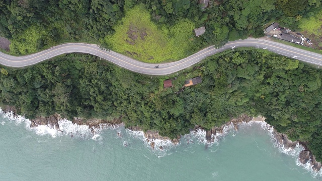 鸟瞰图里约热内卢桑托斯路，附近Boiçucanga海滩，圣塞巴斯蒂安，São保罗，巴西北海岸。伟大的景观。视频素材