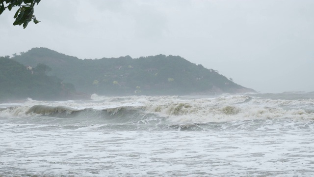 暴雨雨天著名的苏梅岛海岸线全景4k泰国视频素材