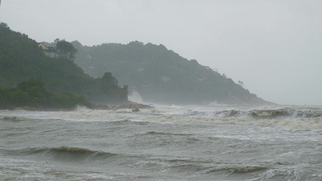 暴雨雨天著名的苏梅岛海岸线海浪全景4k泰国视频素材