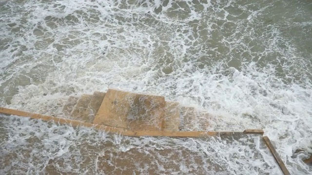 暴雨雨天著名的苏梅岛海岸线海浪全景4k泰国视频素材