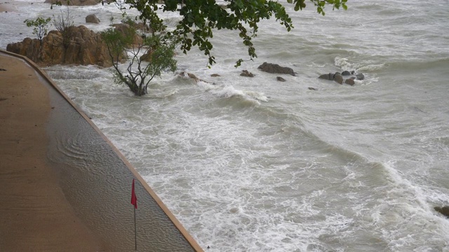 暴雨雨天著名的苏梅岛海滩海岸线海浪全景4k泰国视频素材