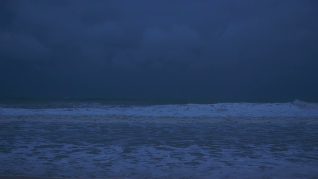 风暴黄昏苏梅岛海滩海岸线海浪全景4k泰国视频素材