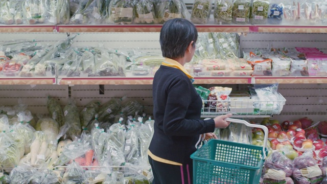 女人在超市购物，慢镜头视频素材