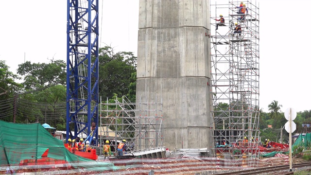 工人们正在建筑工地做建筑工作。视频素材