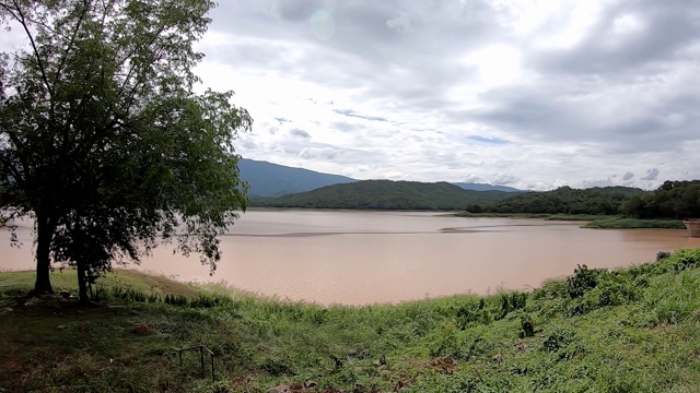 背景:泰国碧碧府怀帕登水库的山和水。视频素材