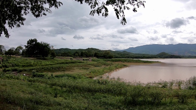 背景:泰国碧碧府怀帕登水库的山和水。视频素材