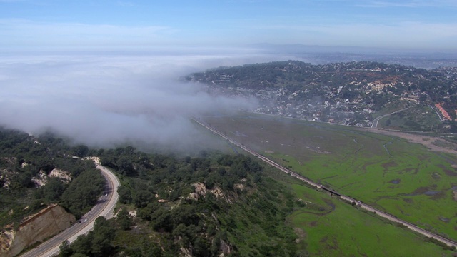 云移动洛斯的鸟瞰图Peñasquitos沼泽自然保护区和泻湖在圣地亚哥，加利福尼亚。视频素材