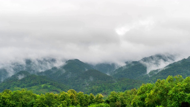 时间流逝:泰国南的山脉和雨云视频素材