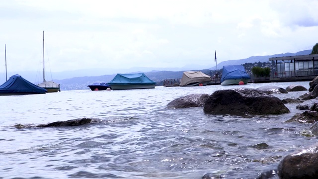 海浪从苏黎世湖冲上岸视频素材