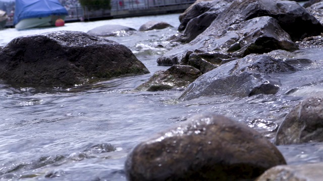 海浪从苏黎世湖冲上岸视频素材